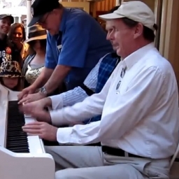 Dwóch pianistów grało boogie woogie, gdy jeden z widzów zrobił coś genialnego
